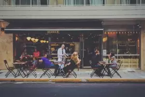 Een bar terras inrichten: hoe krijg ik rendement op mijn investering?